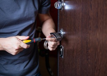 Acil Durumlarda Ne Yapmalısınız? İzmir’de 7/24 Çilingir Hizmeti Rehberi