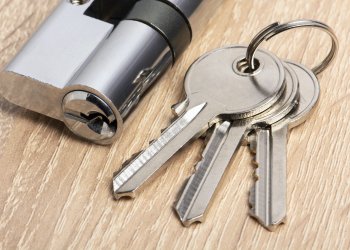 Ev Güvenliğini Artırmanın 5 Etkili Yolu: Anahtar Kopyalama, Aydınlatma ve Daha Fazlası